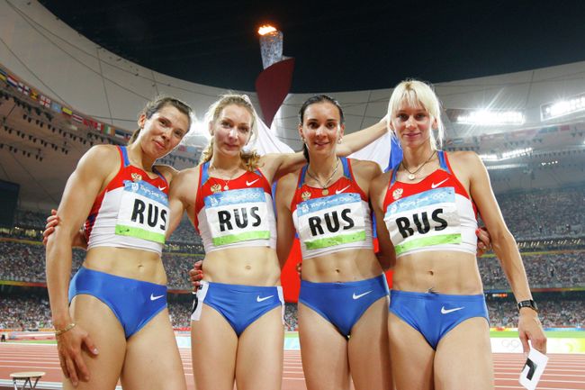 Российские спортсменки Анастасия Капачинская, Татьяна Фирова, Людмила Литвинова, Юлия Гущина (слева направо) выиграли в финале женской эстафеты 4x400 серебряную медаль Олимпиады в Пекине Российские спортсменки Анастасия Капачинская, Татьяна Фирова, Людмила Литвинова, Юлия Гущина (слева направо) выиграли в финале женской эстафеты 4x400 серебряную медаль Олимпиады в Пекине