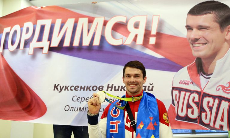 Николай Куксенков, завоевавший серебряную медаль ОИ-2016 в Рио, в аэропорту Шереметьево