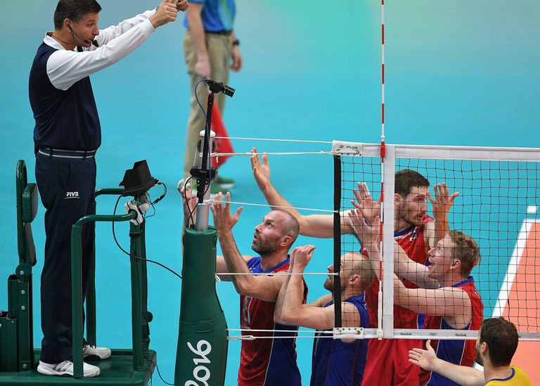 Игроки сборной России спорят с судьей Игроки сборной России спорят с судьей