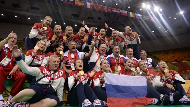 Игроки и тренеры сборной России по гандболу, завоевавшие золотые медали ОИ-2016. В центре - Евгений Трефилов Игроки и тренеры сборной России по гандболу, завоевавшие золотые медали ОИ-2016. В центре - Евгений Трефилов