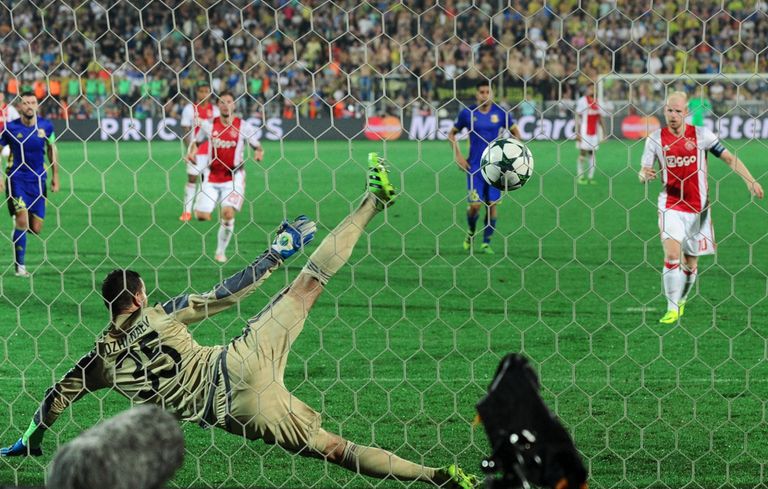 Игровой момент второго матча раунда плей-офф Лиги чемпионов Ростов - Аякс Игровой момент второго матча раунда плей-офф Лиги чемпионов Ростов - Аякс