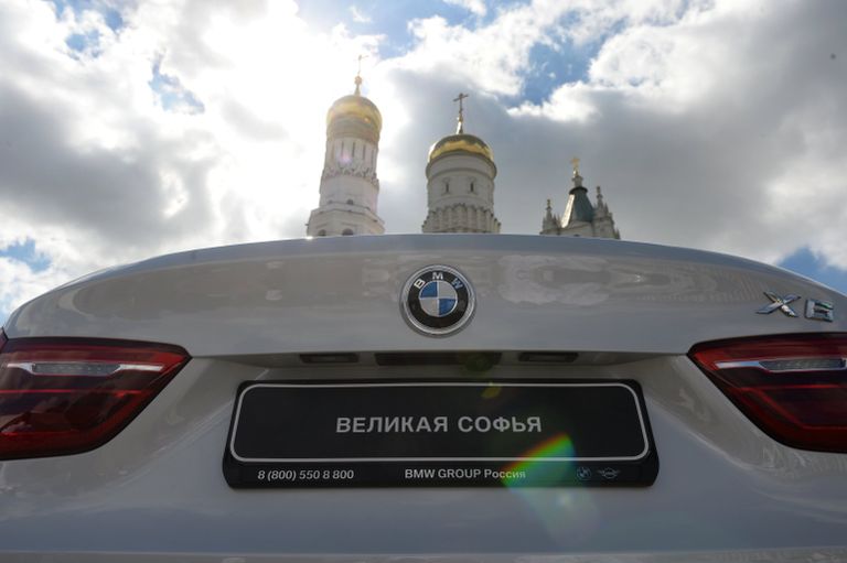 Церемония вручения премьер-министром РФ Д. Медведевым автомобилей российским спортсменам - победителям и призерам Игр XXXI Олимпиады в Рио-де-Жанейро Церемония вручения премьер-министром РФ Д. Медведевым автомобилей российским спортсменам - победителям и призерам Игр XXXI Олимпиады в Рио-де-Жанейро