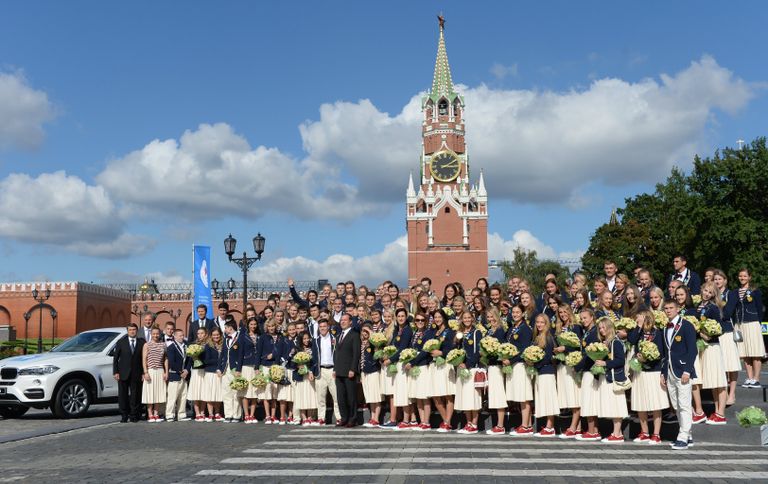 Церемония вручения премьер-министром РФ Д. Медведевым автомобилей российским спортсменам - победителям и призерам Игр XXXI Олимпиады в Рио-де-Жанейро Церемония вручения премьер-министром РФ Д. Медведевым автомобилей российским спортсменам - победителям и призерам Игр XXXI Олимпиады в Рио-де-Жанейро
