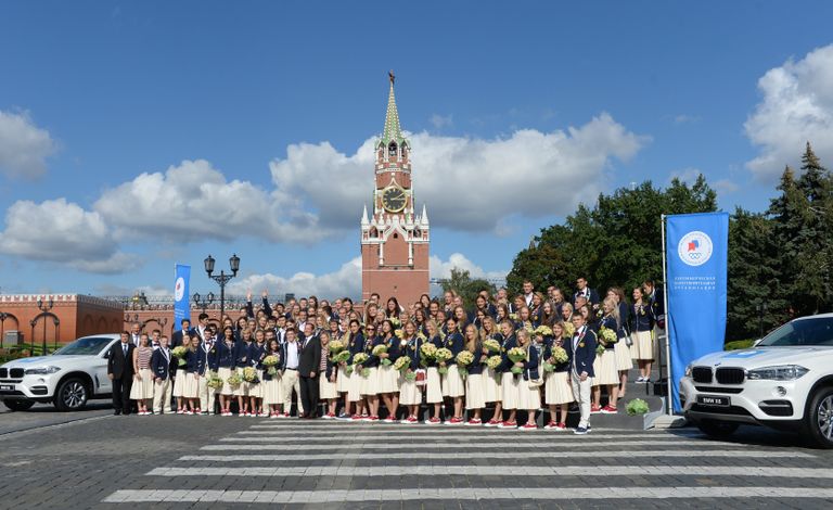 Церемония вручения премьер-министром РФ Д. Медведевым автомобилей российским спортсменам - победителям и призерам Игр XXXI Олимпиады в Рио-де-Жанейро Церемония вручения премьер-министром РФ Д. Медведевым автомобилей российским спортсменам - победителям и призерам Игр XXXI Олимпиады в Рио-де-Жанейро