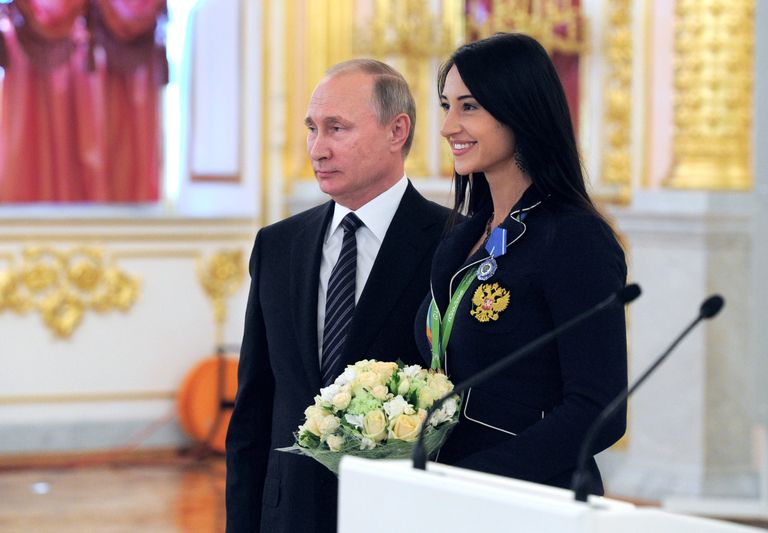 Президент РФ Владимир Путин и двухкратная олимпийская чемпионка по фехтованию на саблях Яна Егорян Президент РФ Владимир Путин и двухкратная олимпийская чемпионка по фехтованию на саблях Яна Егорян