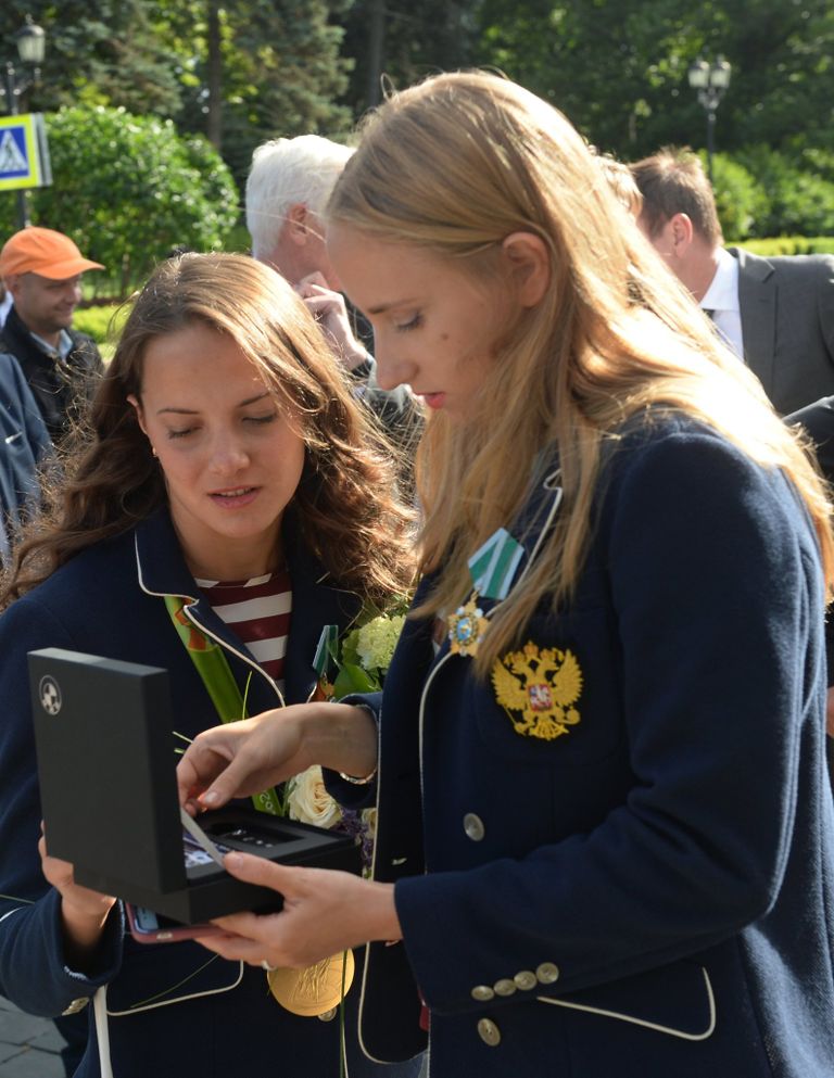 Чемпионки Игр XXXI Олимпиады по синхронному плаванию Влада Чигирева (справа) и Гелена Топилина Чемпионки Игр XXXI Олимпиады по синхронному плаванию Влада Чигирева (справа) и Гелена Топилина