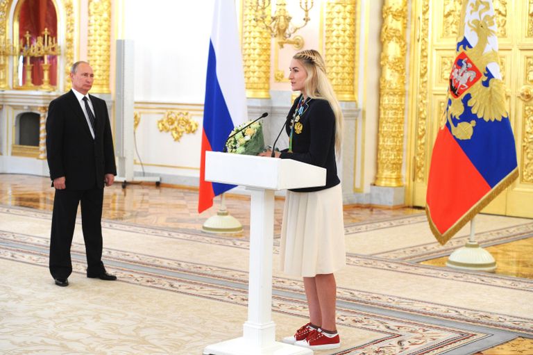 Президент РФ Владимир Путин и олимпийская чемпионка по гандболу Владлена Бобровникова Президент РФ Владимир Путин и олимпийская чемпионка по гандболу Владлена Бобровникова