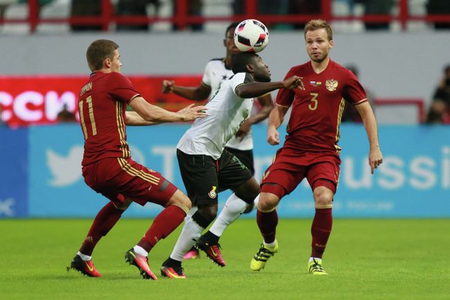 Полузащитник сборной России Роман Зобнин, форвард сборной Ганы Фрэнк Ачимпонг и защитник сборной России Роман Шишкин (слева направо) Полузащитник сборной России Роман Зобнин, форвард сборной Ганы Фрэнк Ачимпонг и защитник сборной России Роман Шишкин (слева направо)