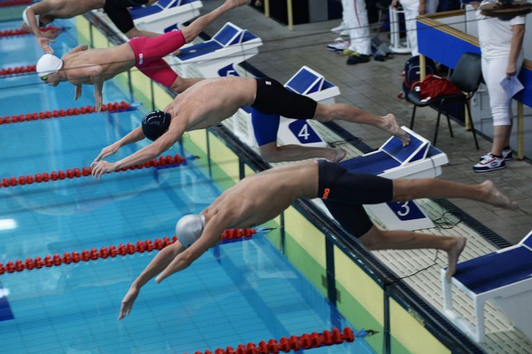 Спортсмены на старте заплыва на Всероссийских паралимпийских соревнованиях в олимпийском центре Озеро Круглое Спортсмены на старте заплыва на Всероссийских паралимпийских соревнованиях в олимпийском центре Озеро Круглое