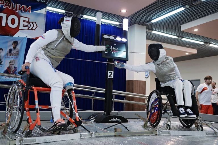 Спортсмены во время поединка по фехтованию на Всероссийских паралимпийских соревнованиях в олимпийском центре Озеро Круглое Спортсмены во время поединка по фехтованию на Всероссийских паралимпийских соревнованиях в олимпийском центре Озеро Круглое