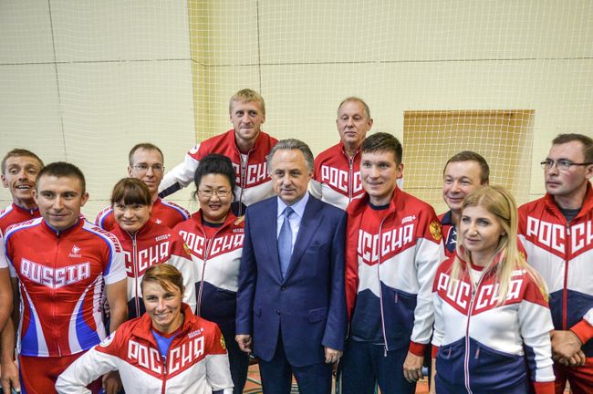 Министр спорта РФ Виталий Мутко (в центре) и члены паралимпийской сборной России по велоспорту Министр спорта РФ Виталий Мутко (в центре) и члены паралимпийской сборной России по велоспорту