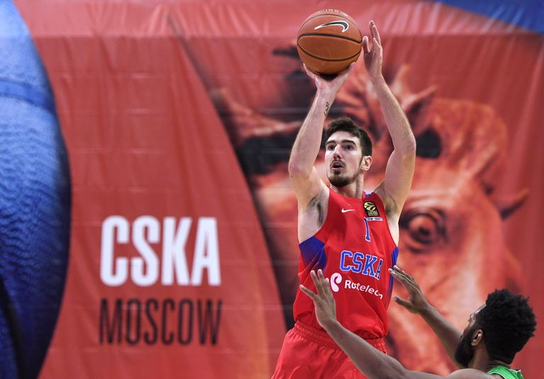 Защитник ПБК ЦСКА Нандо Де Коло (слева) и защитник БК УНИКС Кит Лэнгфорд Защитник ПБК ЦСКА Нандо Де Коло (слева) и защитник БК УНИКС Кит Лэнгфорд