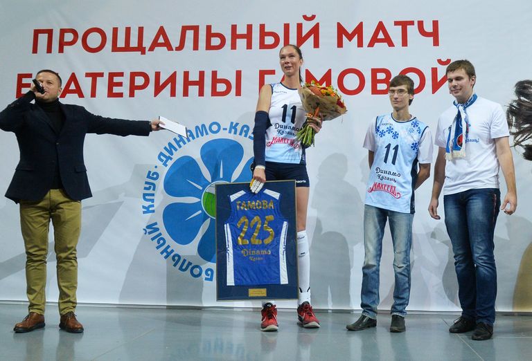 Болельщики дарят диагональной ВК Казань-Динамо Екатерине Гамовой футболку с номером 225 Болельщики дарят диагональной ВК Казань-Динамо Екатерине Гамовой футболку с номером 225