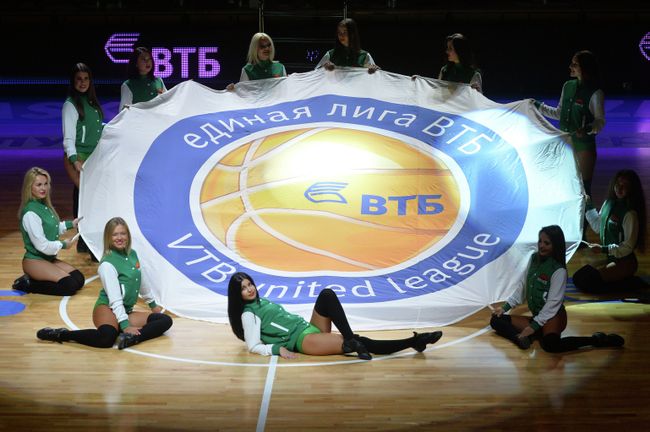 Участницы группы поддержки БК УНИКС перед началом матча Единой Лиги ВТБ Участницы группы поддержки БК УНИКС перед началом матча Единой Лиги ВТБ