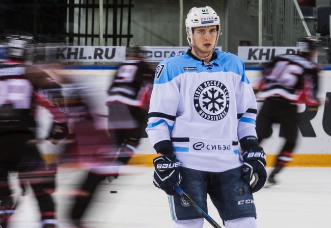 Нападающий Сибири Максим Шалунов Нападающий Сибири Максим Шалунов