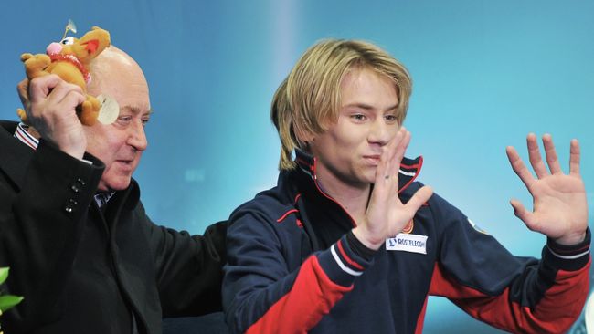 Российский фигурист Артур Гачинский и его тренер Алексей Мишин (слева) Российский фигурист Артур Гачинский и его тренер Алексей Мишин (слева)