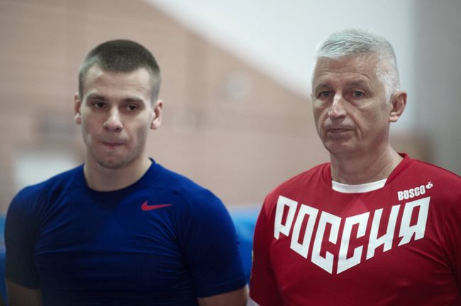 Главный тренер сборной России по прыжкам на батуте Николай Макаров (справа)