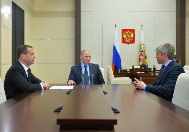 Владимир Путин, Дмитрий Медведев и Павел Колобков (слева направо)
