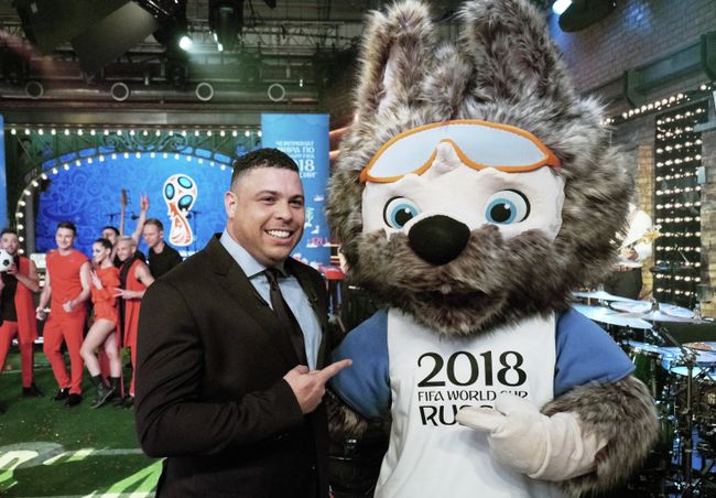 Роналдо и официальный талисман чемпионата мира по футболу 2018 года Волк Забивака Роналдо и официальный талисман чемпионата мира по футболу 2018 года Волк Забивака