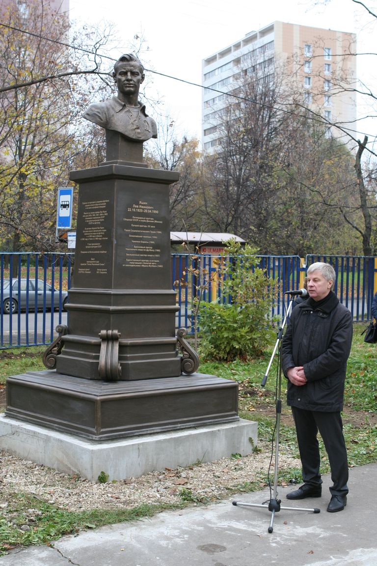 Николай Толстых на церемонии открытия бюста Льва Яшина Николай Толстых на церемонии открытия бюста Льва Яшина