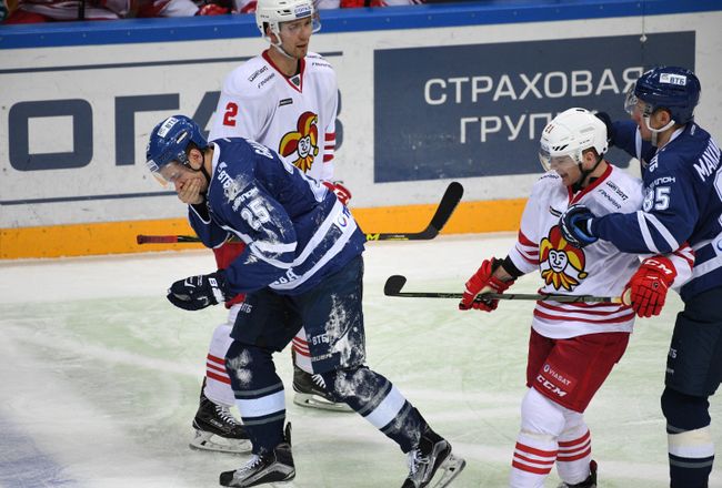 Нападающий Динамо Ансель Галимов (слева) Нападающий Динамо Ансель Галимов (слева)