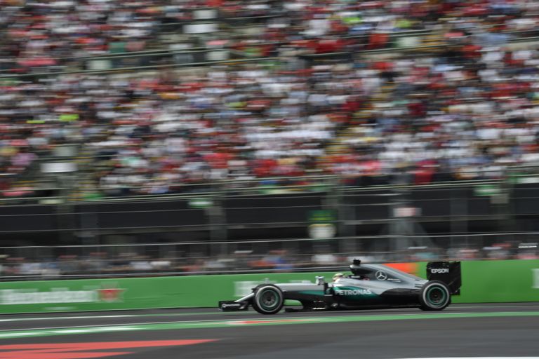 Пилот Мерседеса Льюис Хэмилтон на дистанции Гран-при Мексики