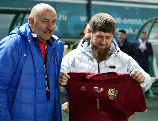 Глава Чеченской Республики Рамзан Кадыров (справа) и главный тренер сборной России Станислав Черчесов Глава Чеченской Республики Рамзан Кадыров (справа) и главный тренер сборной России Станислав Черчесов