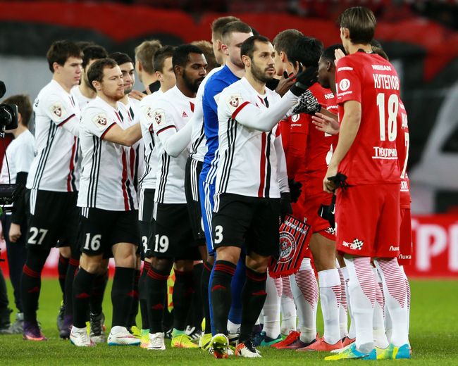 Футболисты Спартака и Амкара (слева) перед началом матча Футболисты Спартака и Амкара (слева) перед началом матча