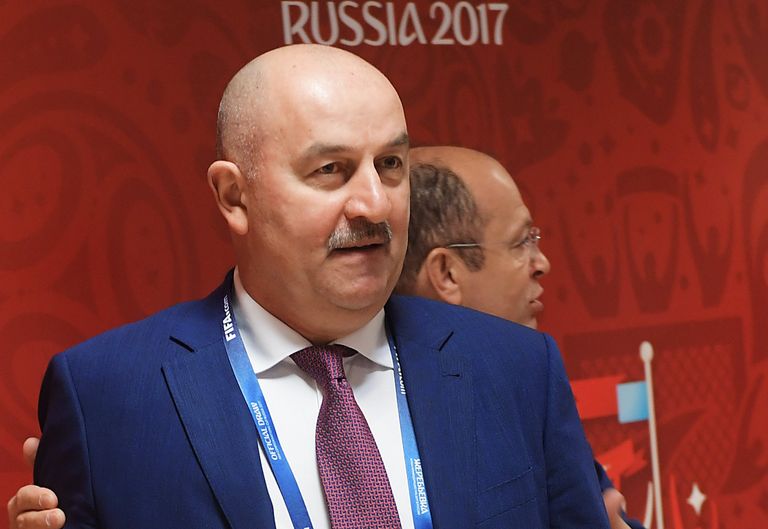 Главный тренер сборной России по футболу Станислав Черчесов (на первом плане)