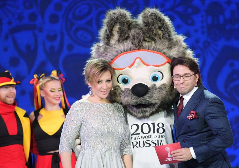 Яна Чурикова и Андрей Малахов с талисманом чемпионата мира-2018 по футболу волком Забивакой на церемонии официальной жеребьевки Кубка конфедераций-2017