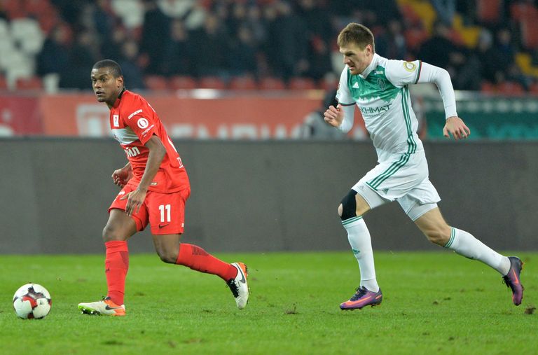Полузащитники Спартака Лукас Фернандо (слева) и Терека Олег Иванов Полузащитники Спартака Лукас Фернандо (слева) и Терека Олег Иванов