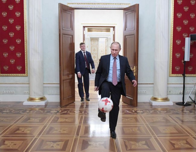 Президент РФ Владимир Путин с мячом