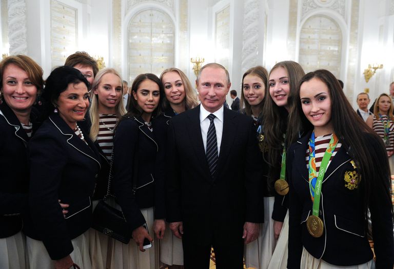 Президент РФ Владимир Путин и члены сборной по художественной гимнастики на торжественном приеме в Кремле Президент РФ Владимир Путин и члены сборной по художественной гимнастики на торжественном приеме в Кремле