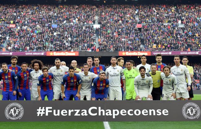 Футболисты Барселоны и мадридского Реала перед началом матча Футболисты Барселоны и мадридского Реала перед началом матча