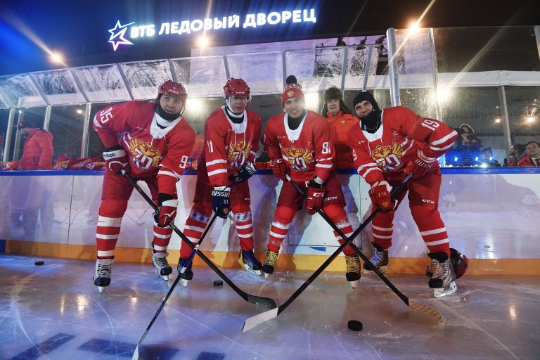 Игроки команды Хоккей России 1946 Алексей Морозов, Александр Медведев, Роман Ротенберг и Алексей Яшин (слева направо на первом плане) Игроки команды Хоккей России 1946 Алексей Морозов, Александр Медведев, Роман Ротенберг и Алексей Яшин (слева направо на первом плане)