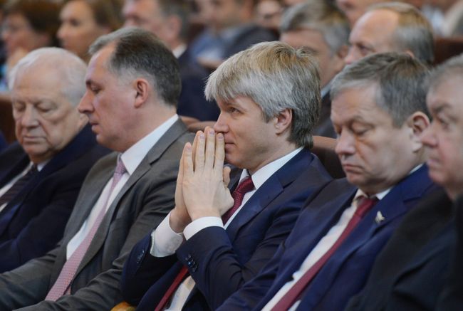 Павел Колобков (в центре) Павел Колобков (в центре)