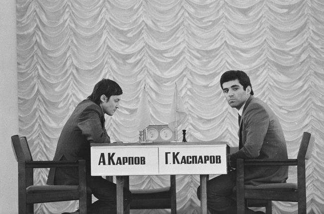 Одно из легендарных шахматных противостояний - матч между советскими гроссмейстерами Анатолием Карповым (слева) и Гарри Каспаровым