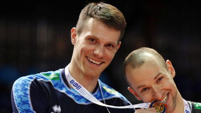 Игроки ВК Зенит-Казань Евгений Сивожелез (слева) и Алексей Вербов Игроки ВК Зенит-Казань Евгений Сивожелез (слева) и Алексей Вербов