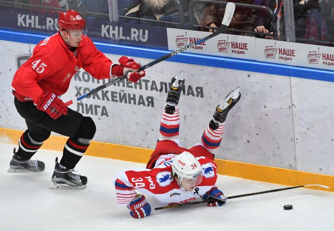 Защитник Спартака Владислав Провольнев (слева) и нападающий Локомотива Артём Ильенко Защитник Спартака Владислав Провольнев (слева) и нападающий Локомотива Артём Ильенко