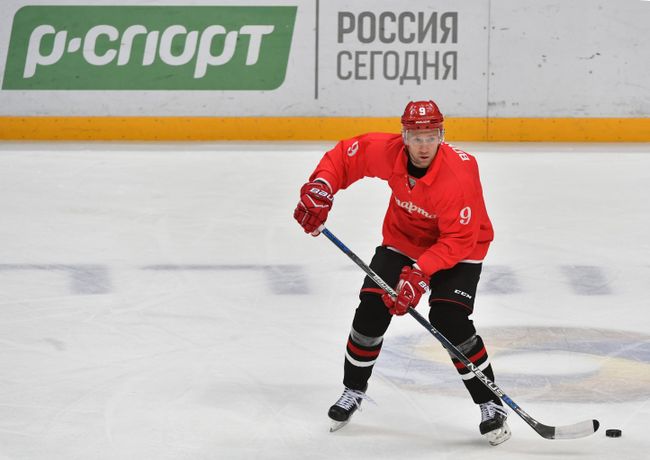 Защитник Спартака Алексей Бондарев Защитник Спартака Алексей Бондарев