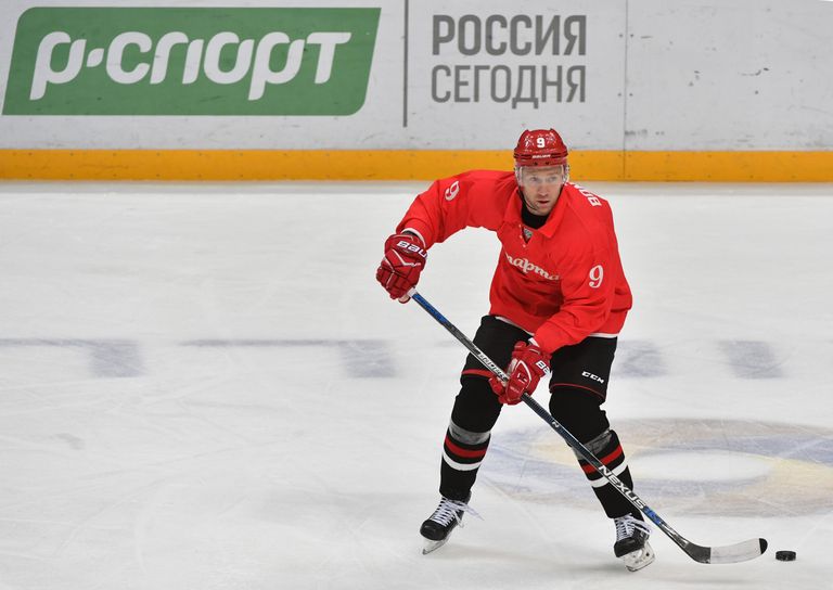 Защитник Спартака Алексей Бондарев Защитник Спартака Алексей Бондарев