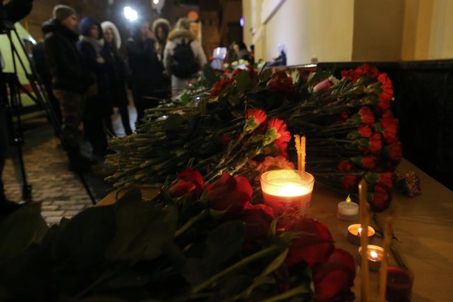 Цветы у здания Академического ансамбля песни и пляски Российской армии имени А.В. Александрова в Москве.
