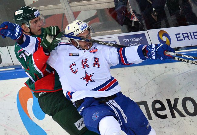 Форвард Ак Барса Андрей Чибисов (слева) и защитник СКА Вячеслав Войнов