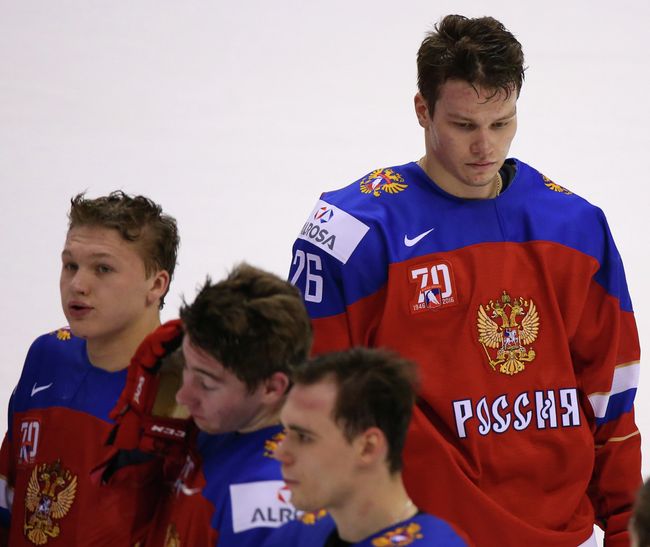 Защитник сборной России Михаил Сергачёв (справа)
