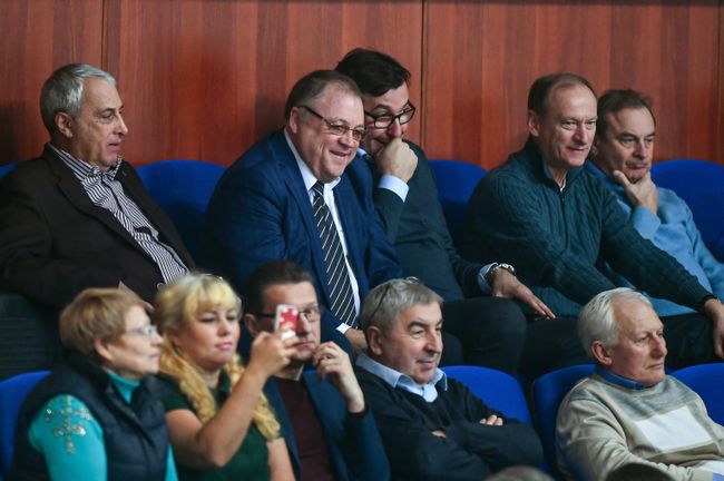 Главный тренер и президент Белогорья Геннадий Шипулин (второй слева в верхнем ряду) Главный тренер и президент Белогорья Геннадий Шипулин (второй слева в верхнем ряду)