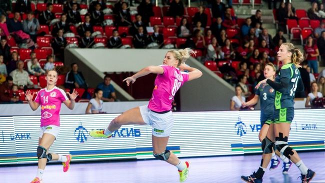 Игровой момент матча чемпионата России по гандболу среди женских команд Луч - Астраханочка