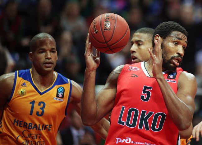 Форвард БК Гран Канария Эулис Баес (слева) и форвард БК Локомотив-Кубань Кевин Джонс Форвард БК Гран Канария Эулис Баес (слева) и форвард БК Локомотив-Кубань Кевин Джонс