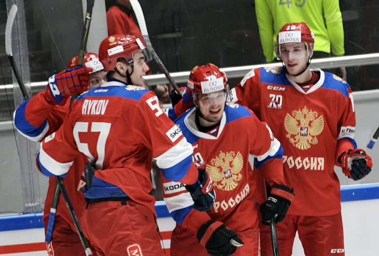 Хоккеисты сборной России радуются заброшенной шайбе Хоккеисты сборной России радуются заброшенной шайбе