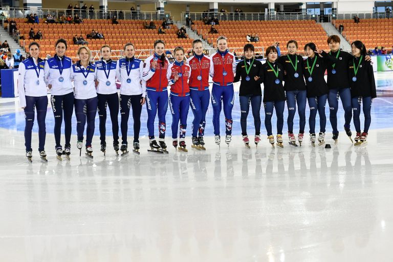 Спортсменки сборных Италии, России и Кореи по шорт-треку (слева направо) Спортсменки сборных Италии, России и Кореи по шорт-треку (слева направо)