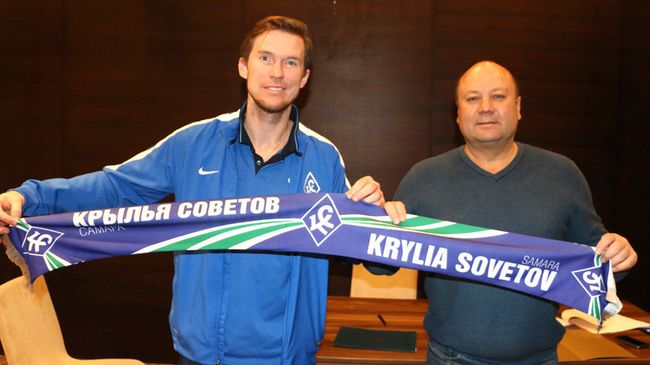Новичок ФК Крылья Советов Александр Глеб (слева)